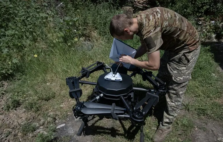 Маск не проти використання БпЛА зі Starlink для ударів по Росії, але каже, що вирішувати не йому — FT