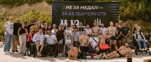 «Не за медали — а за безбарьерность»: Александр Терен провел благотворительный заплыв