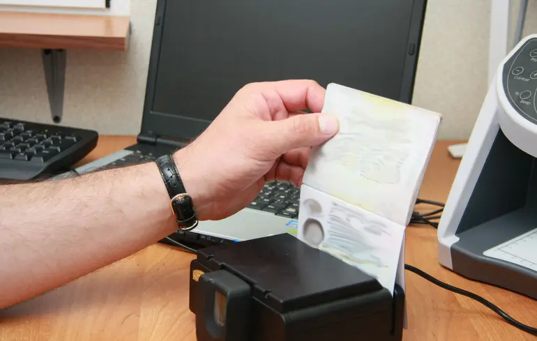 Італія — Іспанія: вільний вʼїзд між країнами не відновлять ще два тижні
