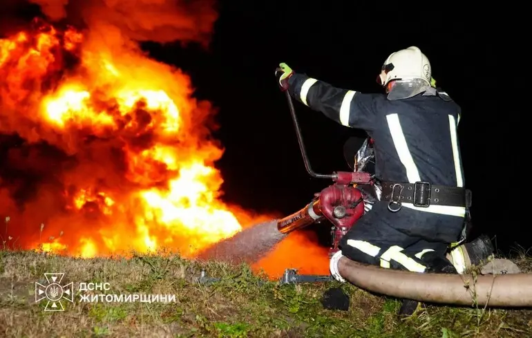 На Житомирщині пошкоджено підприємства та склади: ДСНС опублікувала кадри ліквідації атаки 