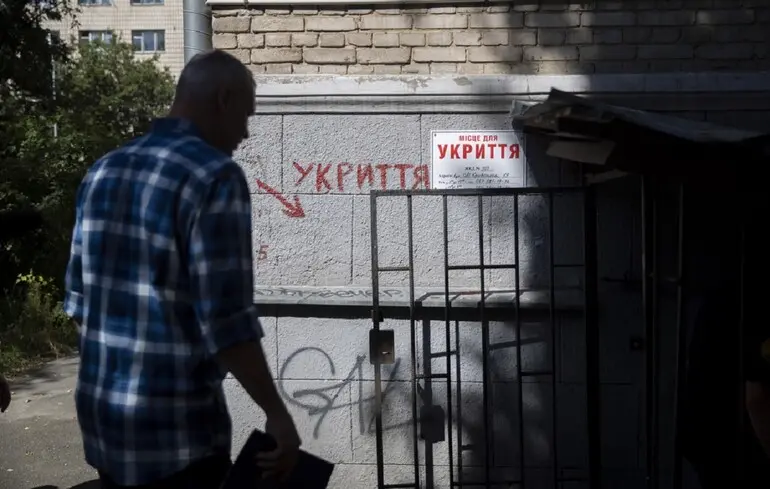 Гроші є, відповідального немає: чому Київ не може забезпечити містян укриттями