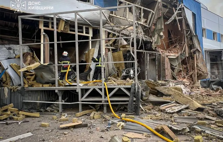 На Київщині горять склади з ліками, росіяни атакували об’єкт ще двічі