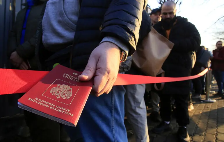 Казахстан змінює правила в’їзду для громадян РФ: запроваджує платні електронні дозволи