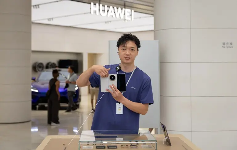 Huawei представила трискладаний смартфон за майже $3000: на черзі презентації Xiaomi та Apple