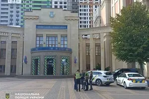 Посвята під «шахедами»: київський виш не зупинив захід на відкритому просторі під час атаки дронів