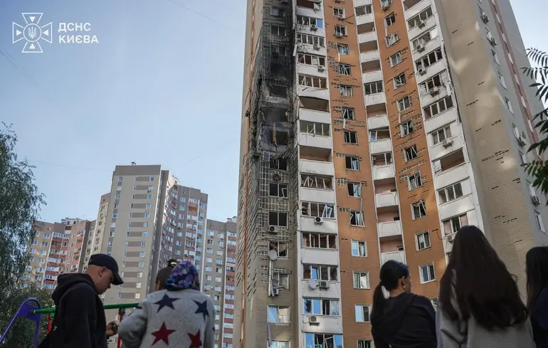 Росія продовжує терор Києва. Вранці дрон вдарив по житловій багатоповерхівці