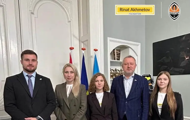 “Ми обрали Україну”: сестри з Донецька розповіли в парламенті Нідерландів про життя в окупації