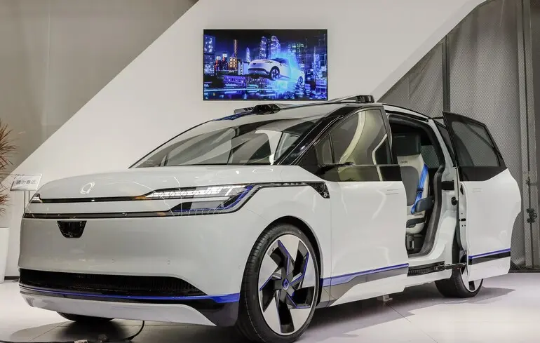 Китай затвердив план масового впровадження безпілотних автомобілів до 2030 року