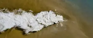 Извержение вулкана в Индонезии показали из космоса