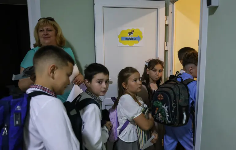 Очне навчання під час обстрілів: з якими викликами стикаються школи Києва