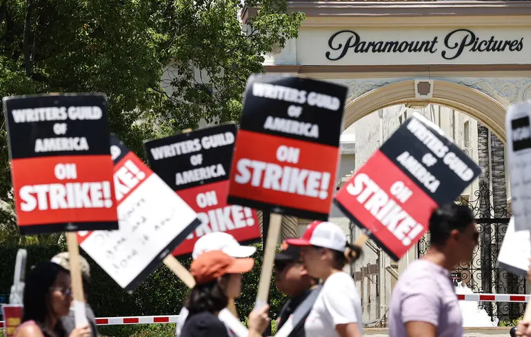 Забастовка голливудских сценаристов у ворот студии Paramount Studios в Лос-Анджелесе, Калифорния, 12 июля 2023 года