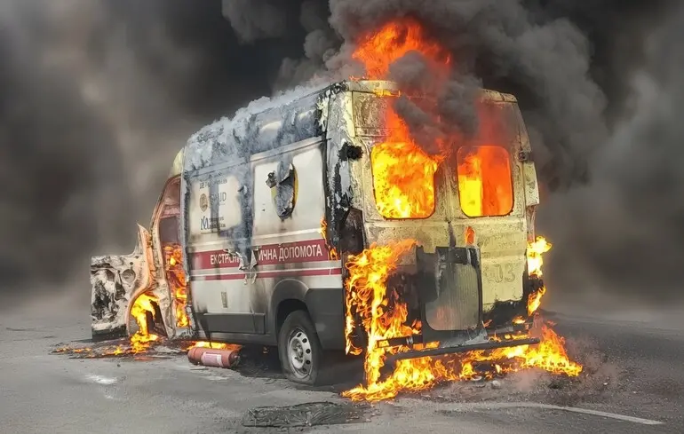 У Херсоні дрон влучив в автомобіль швидкої: авто вигоріло вщент
