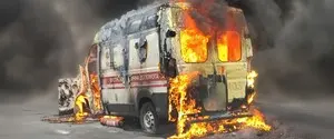 В Херсоне дрон попал в машину скорой помощи: автомобиль сгорел дотла