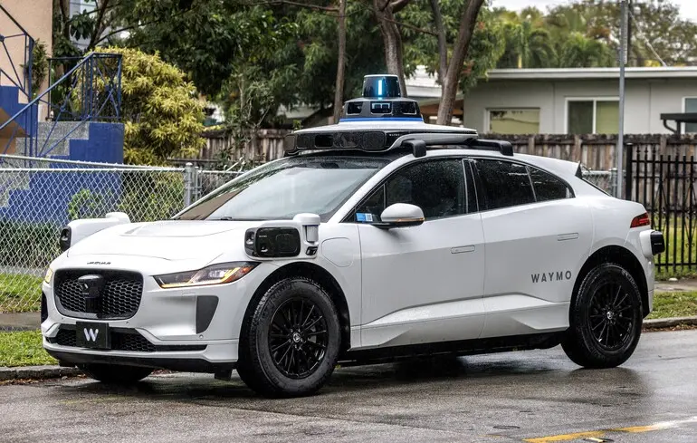 Роботаксі Waymo викликало поліцію на пасажирів: у підлітків знайшли заряджену гвинтівку