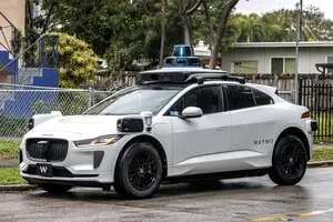 Роботакси Waymo вызвало полицию из-за пассажиров: у подростков нашли заряженную винтовку
