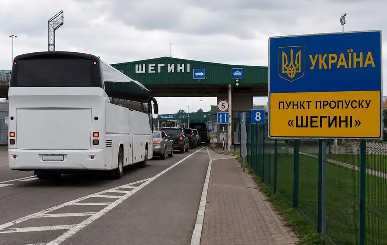 КПП «Шегині — Медика» закриють для автобусів з України