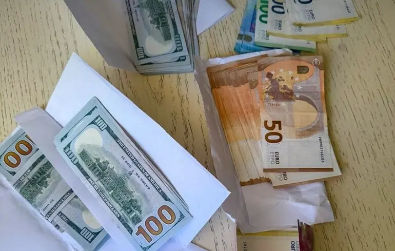 Посадовці головної податкової Тернопільщини вимагали у бізнеса хабарі — НАБУ