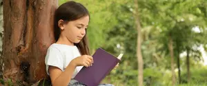 Сінгапур платить людям за читання книг: боротьба з «думскролінгом»