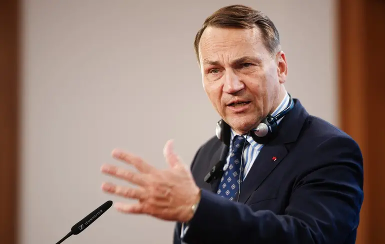 Сікорський: Польща готує найбільший пакет військової допомоги Україні