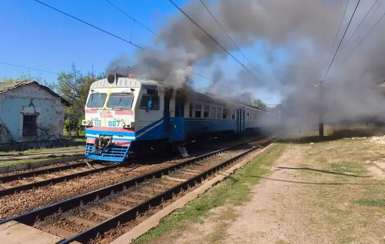 На Харківщині РФ вдарила по приміському поїзду: загинула людина, є поранені