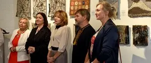 Небольшой формат — глубокий смысл: в Киеве открылась выставка «Маленький текстиль»