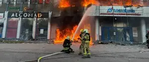 В Днепре после атаки РФ загорелся торговый центр