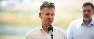 Премьер-министра Венгрии Петера Мадьяра облили вином на фестивале