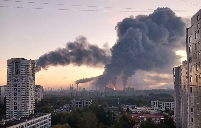 Палають Московський НПЗ і склади в Соф'їному: деталі масованої атаки дронів на столицю РФ