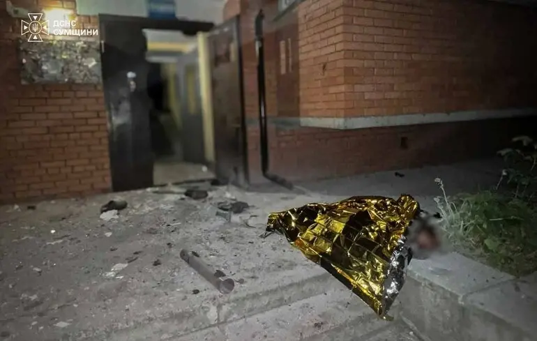 Російські дрони вдарили неподалік житловому будинку в Сумах: загинула жінка