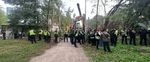 На Теремках возобновили строительство теплотрассы: активисты протестуют против вырубки деревьев