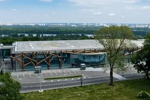 У Києві після атаки загорівся КВЦ «Парковий» — ЗМІ