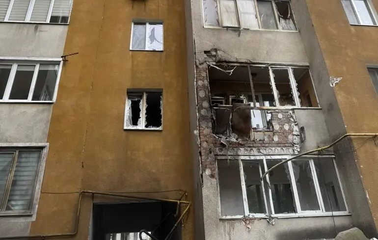 У Хмельницькому дрон вдарив по багатоповерхівці