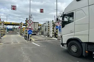 Росія знову атакувала пункти пропуску на кордоні України та Польщі — Туск