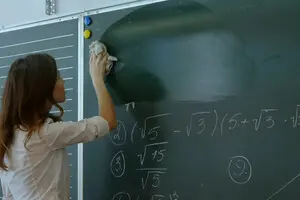 Педагогам в прифронтовых школах сохранят ежемесячную доплату