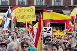 В Мадриде тысячи людей вышли на протест из-за миграционного кризиса в Сеуте