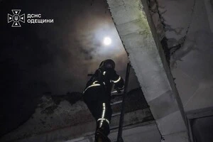 Росіяни влучили в судно, будинки та склад в Одеській області: фото та відео наслідків