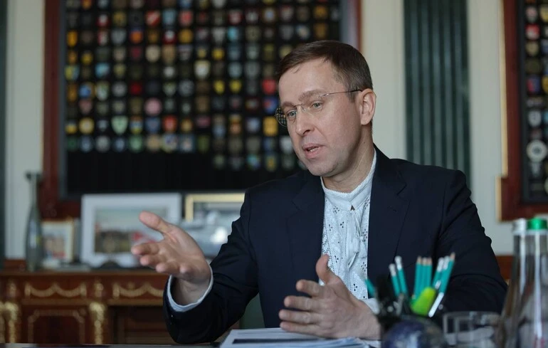 Корецький запевняє, що зарплати військовим будуть: де уряд шукає гроші на армію
