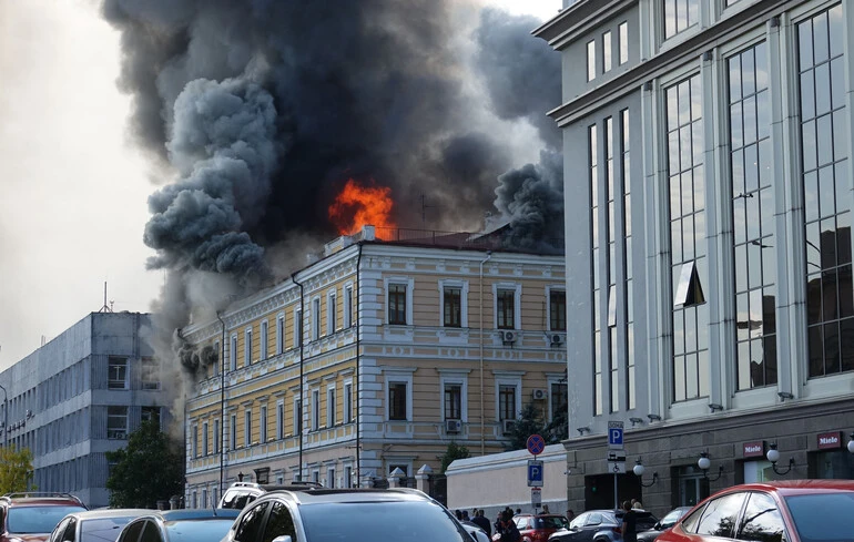 Російський дрон вдарив по будівлі в центрі Києва