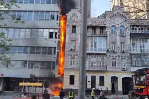 После удара по НАН россияне вновь атаковали Киев. Горит здание больницы «Добробут»
