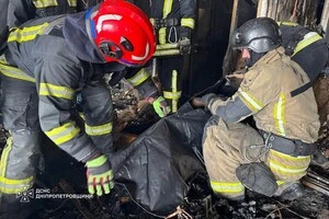 Окупанти влучили в бізнес-центр та багатоповерхівку у Дніпрі: фото наслідків