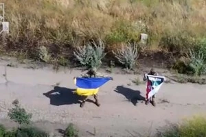 Українські військові підняли синьо-жовтий прапор у Рідкодубі — відео