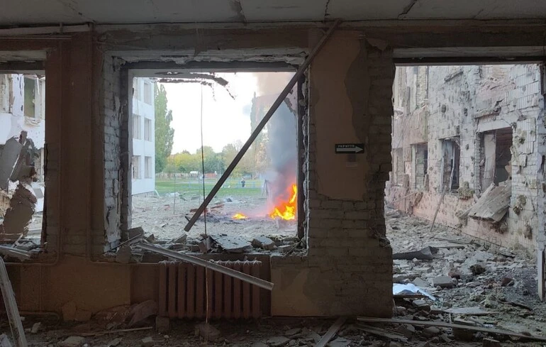 У Сумах авіабомби влучили у школу, будинки та кладовище: двоє загиблих та дев'ять поранених 