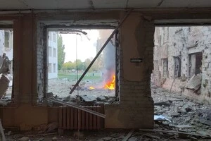 У Сумах авіабомба влучила у школу: діти перебували в укритті 