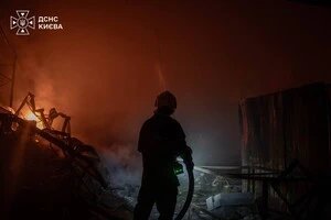 Уночі РФ масовано атакувала Київ: ДСНС публікує фото наслідків пожеж у чотирьох районах столиці