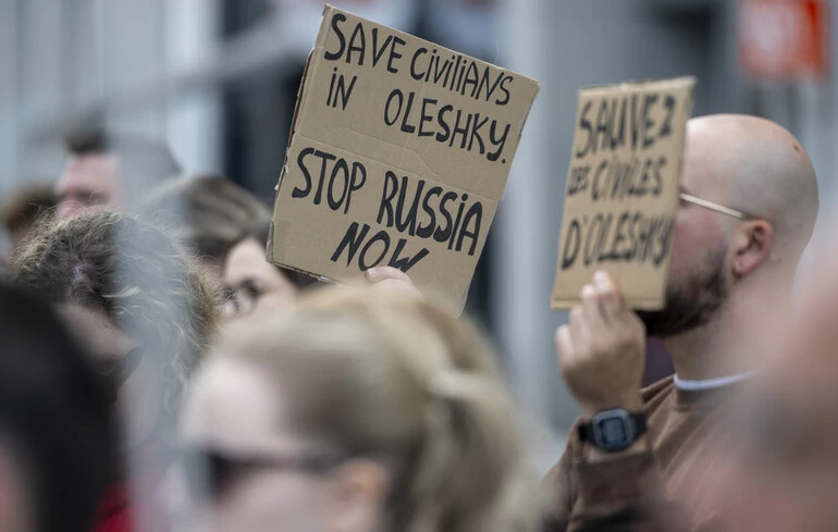 «Это сотрудничество с ВСУ»: оккупанты отбирали продукты, которые украинские военные сбрасывали в Олешки