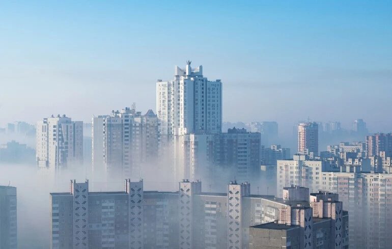 Київ огорнув не смог, а туман, але він також небезпечний
