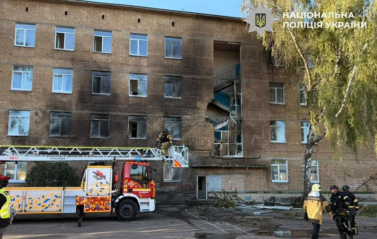 У Києві російський дрон вдарив по школі