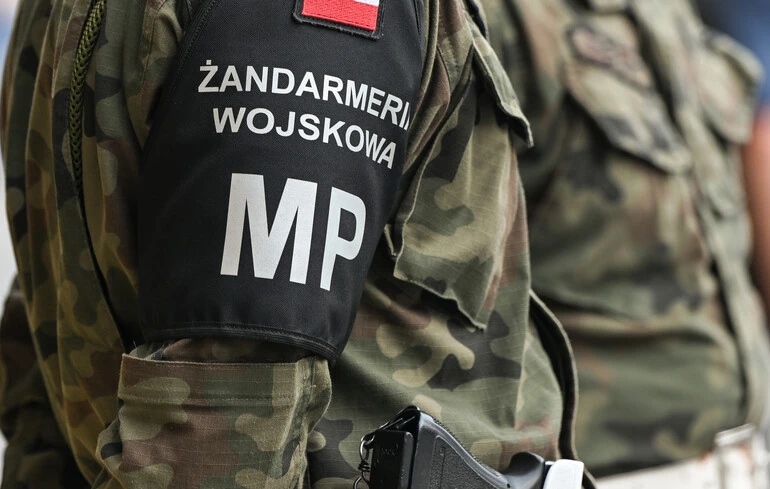 Загадкова посилка у штабі військової поліції Польщі: після її відкриття постраждали троє людей — ЗМІ