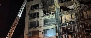 Окупанти влучили в бізнес-центр та багатоповерхівку у Дніпрі: фото наслідків