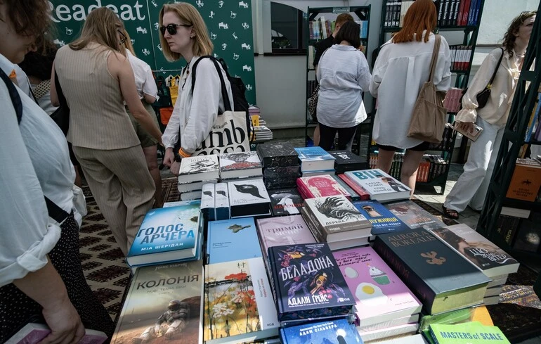 Російські удари знищили за літо 13 мільйонів українських книжок — The Guardian